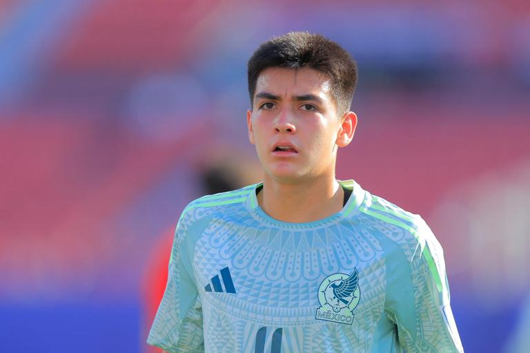 SANTIAGO, CHILE - OCTOBER 1: Gilberto Mora of Mexico looks on during the FIFA U-20 World Cup Chile 2025 Group C match between Spain and Mexico at Estadio Nacional Julio MartÃnez Prádanos on October 1, 2025 in Santiago, Chile. (Photo by Hugo Rivera/Jam Media/Getty Images)