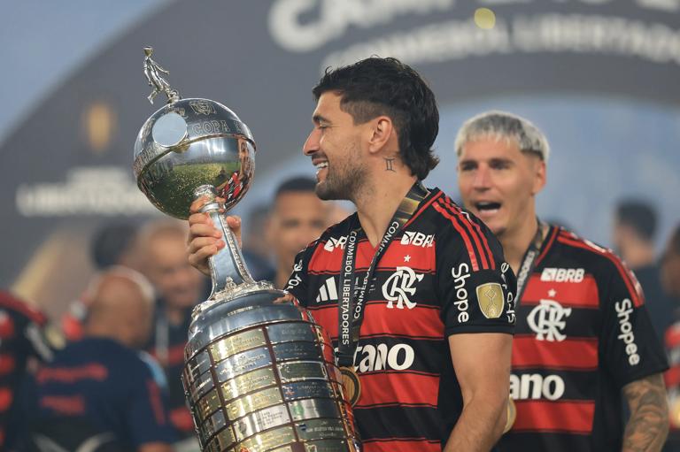 LIMA, PERU - NOVEMBER 29: Giorgian de Arrascaeta of Flamengo celebrates with the trophy after winning the 2025 Copa CONMEBOL Libertadores Final match between Palmeiras and Flamengo at Estadio Monumental on November 29, 2025 in Lima, Peru. (Photo by Buda Mendes/Getty Images)