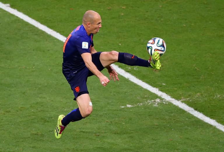 SALVADOR, BRAZIL - JUNE 13: Arjen Robben of the Netherlands controls the ball for scoring the second goal during the 2014 FIFA World Cup Brazil Group B match between Spain and Netherlands at Arena Fonte Nova on June 13, 2014 in Salvador, Brazil. (Photo by Jeff Gross/Getty Images)